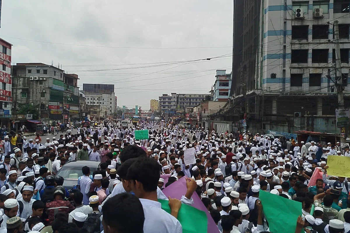 গাজীপুরে ফুটওভার ব্রিজ নির্মাণের দাবিতে ঢাকা-ময়মনসিংহ মহাসড়ক অবরোধ করে বিক্ষোভ করছেন শিক্ষার্থীরা