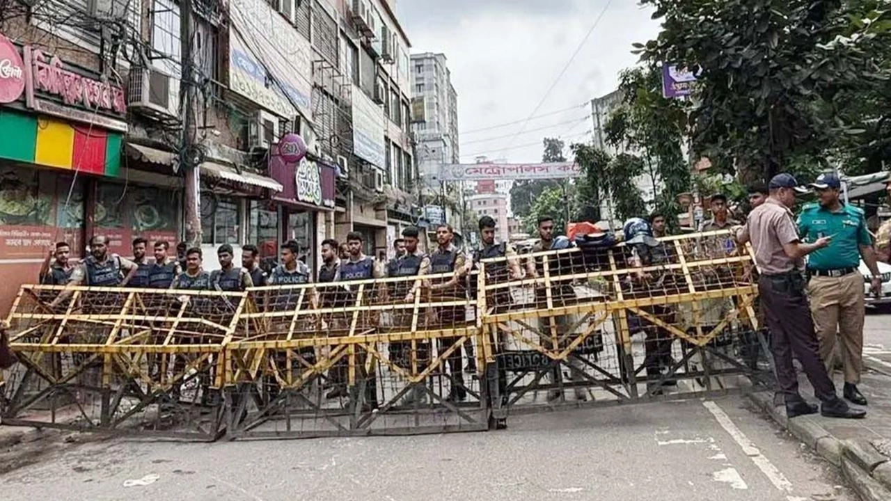 রাজধানীর বকশীবাজারে সরকারি মাদরাসা-ই-আলিয়া অভিমুখে সড়কে পুলিশের ব্যারিকেড,