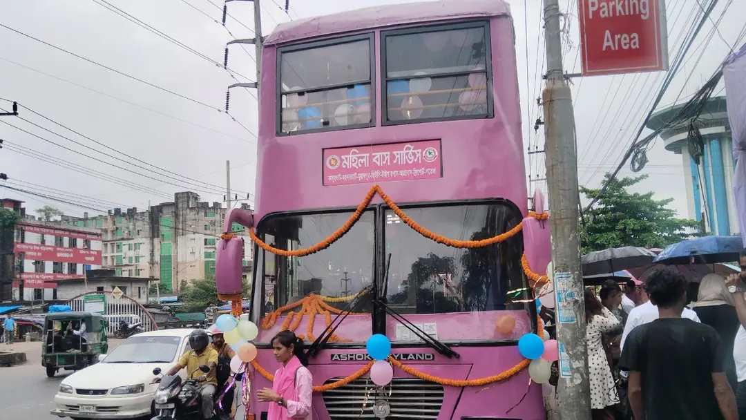 চট্টগ্রামে নারী চালক ও সহকারীদের পরিচালনায় চালু হলো বিশেষ ‘মহিলা বাস সার্ভিস’