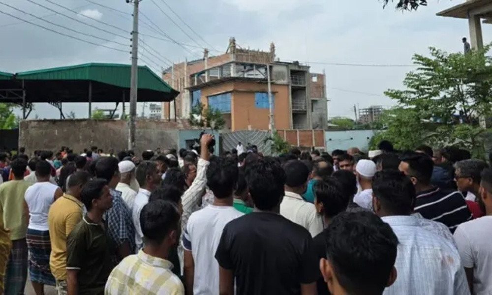 রাজধানীর উত্তরখানে পরিচ্ছন্নতাকর্মীদের ওপর হামলার জেরে ডিএনসিসি প্রশাসক ও স্থানীয় এমপির ওপর ইটপাটকেল নিক্ষেপ