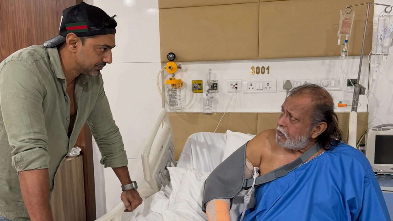 হাসপাতালে চিকিৎসাধীন মিঠুন চক্রবর্তীর শারীরিক অবস্থার খোঁজ নিলেন দেব