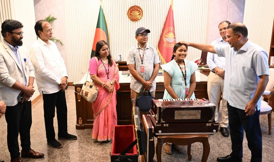 প্রধানমন্ত্রী তারেক রহমানের সঙ্গে সাক্ষাতের মধ্য দিয়ে স্বপ্নপূরণ হলো রংপুরের গঙ্গাচড়ার ক্ষুদে সংগীতশিল্পী অনুশ্রী রায়ের