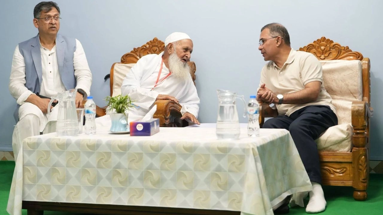 ফটিকছড়ির বাবুনগর মাদরাসায় হেফাজতের আমির আল্লামা মুহিব্বুল্লাহ বাবুনগরীর সঙ্গে প্রধানমন্ত্রী তারেক রহমানের সাক্ষাৎ