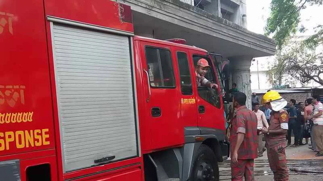 সাভারে ঝুট গুদামের আগুন এক ঘণ্টার চেষ্টায় নিয়ন্ত্রণে, হতাহত নেই