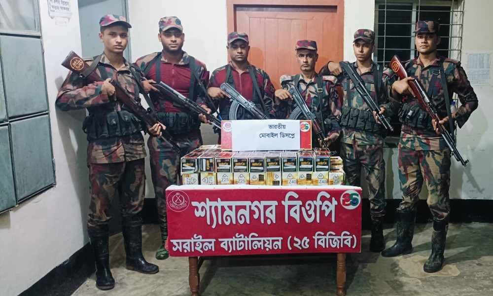 ব্রাহ্মণবাড়িয়ায় পৃথক বিজিবি অভিযানে কোটি টাকার কাছাকাছি মূল্যের ভারতীয় মোবাইল ডিসপ্লে ও শাড়ি জব্দ