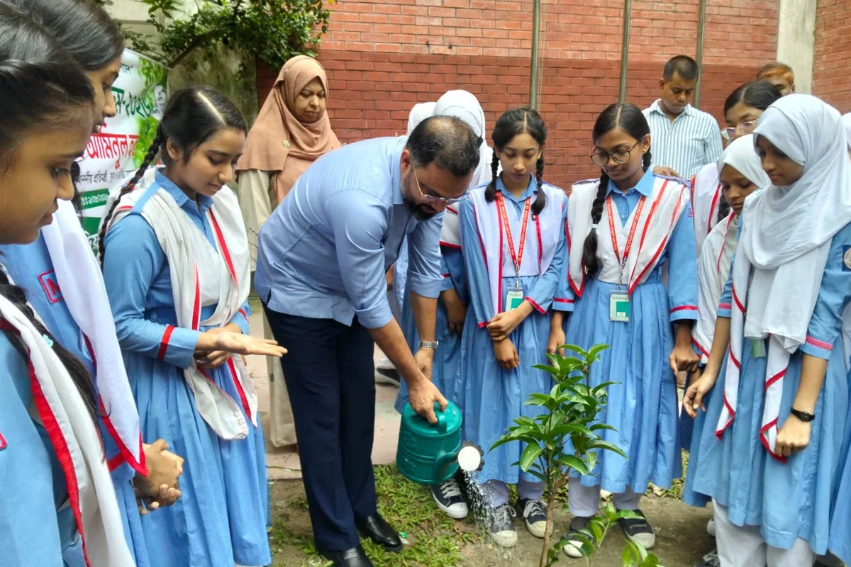 সব শিক্ষাপ্রতিষ্ঠানে শিক্ষার্থীদের অংশগ্রহণে ব্যাপক সবুজায়নের নির্দেশ যুব ও ক্রীড়া প্রতিমন্ত্রীর