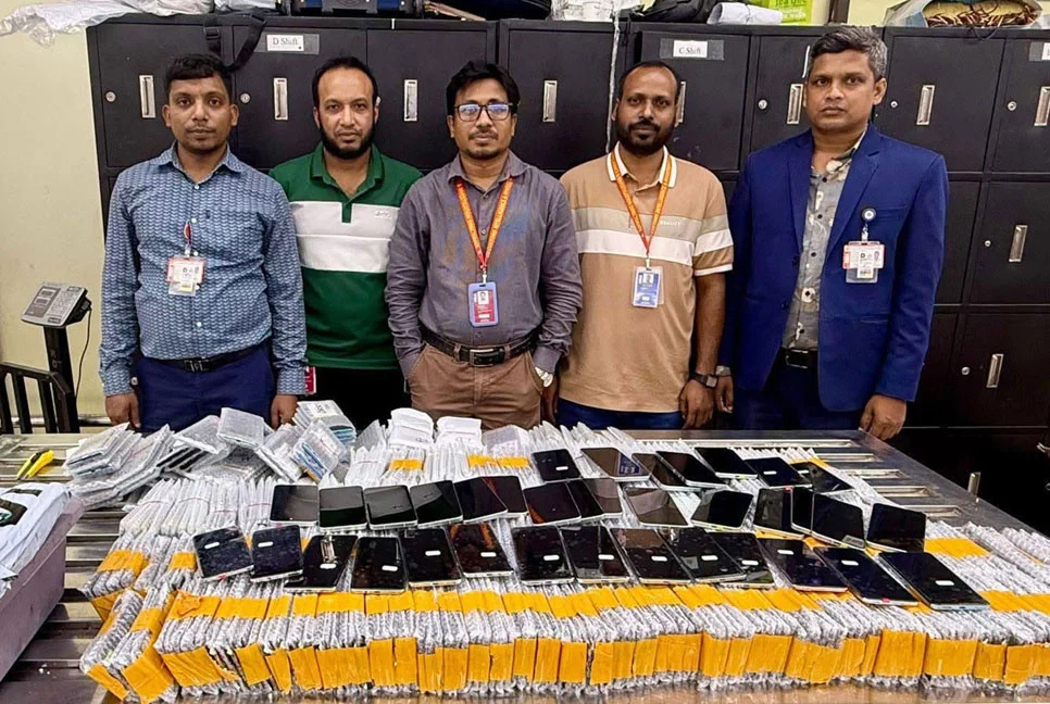 বিমানবন্দরে কাস্টমস গোয়েন্দার অভিযান: কোটি টাকার অবৈধ পণ্য জব্দ