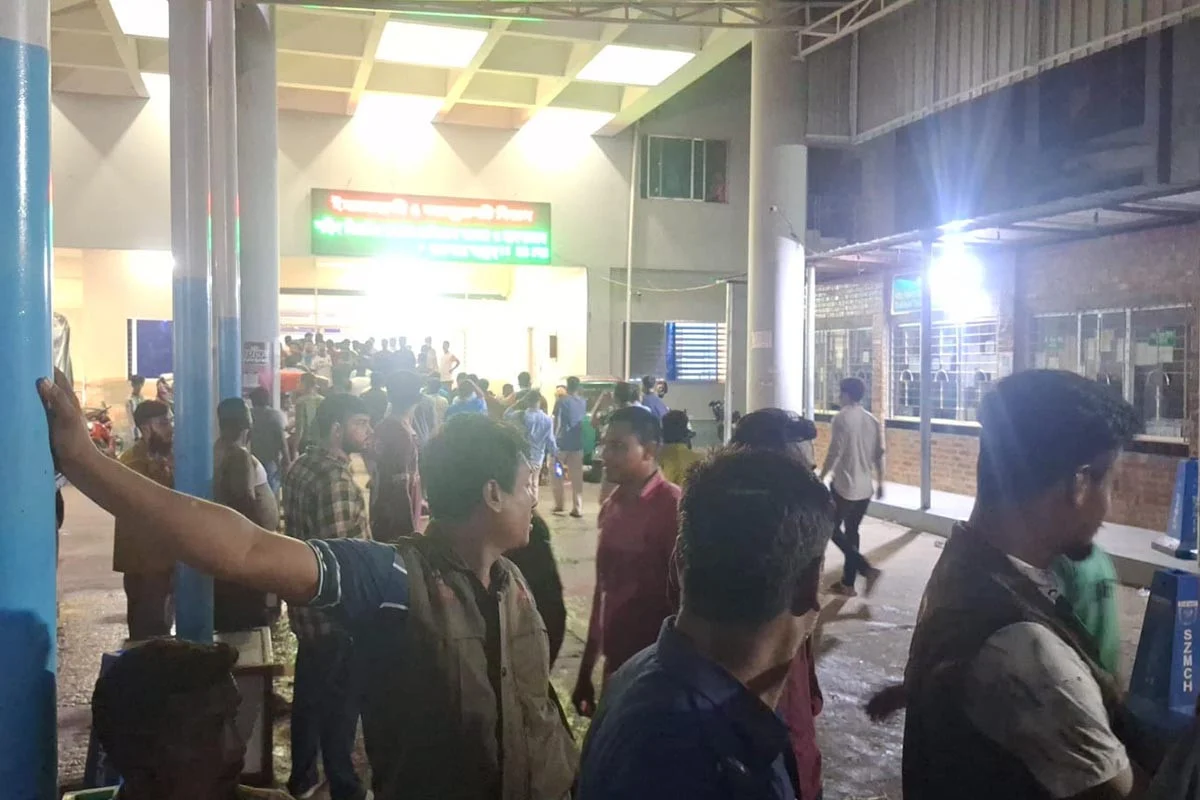 বগুড়ায় শজিমেক হাসপাতালে রোগীর মৃত্যুকে কেন্দ্র করে সংঘর্ষ, ইন্টার্ন চিকিৎসকদের কর্মবিরতি
