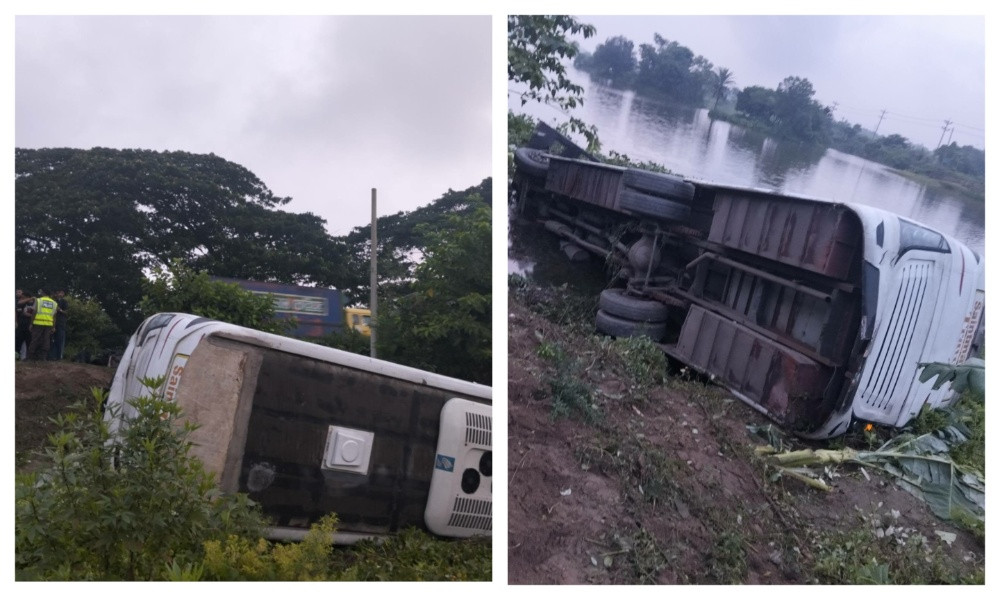 ঢাকা-চট্টগ্রাম মহাসড়কে বাস খাদে পড়ে শের-ই-বাংলা মেডিকেলের ২০ শিক্ষার্থী আহত
