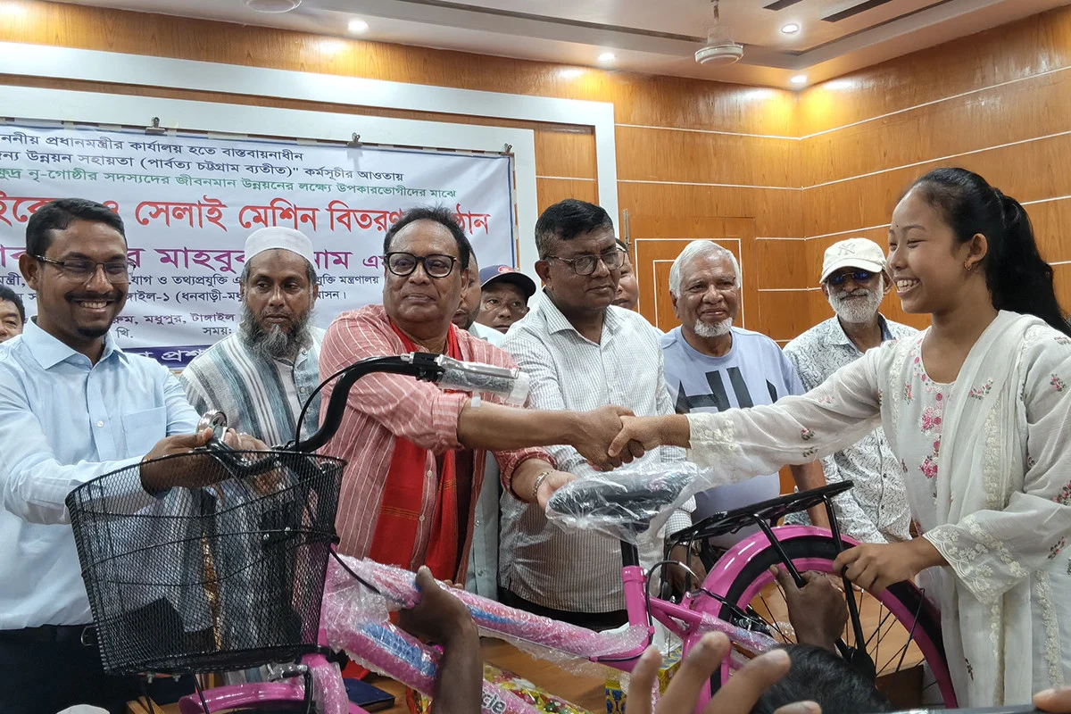 মধুপুরে মাদকের বিরুদ্ধে জিরো টলারেন্স নীতি ঘোষণা সরকারের, শিক্ষার্থীদের মাঝে সহায়তা বিতরণ