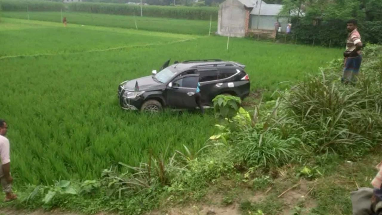 বগুড়ায় পথচারীকে বাঁচাতে গিয়ে খাদে পড়ে গেল প্রতিমন্ত্রী আব্দুল বারীর গাড়ি