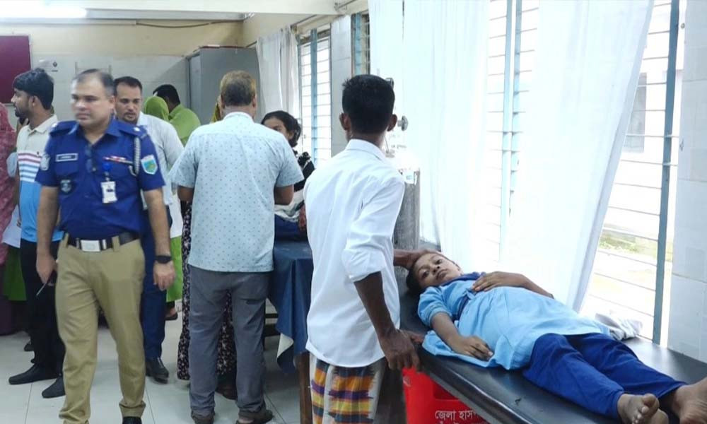 চাঁপাইনবাবগঞ্জে স্কুল ফিডিংয়ের খাবার খেয়ে ১১ শিক্ষার্থী অসুস্থ, এনজিওকে জরিমানা