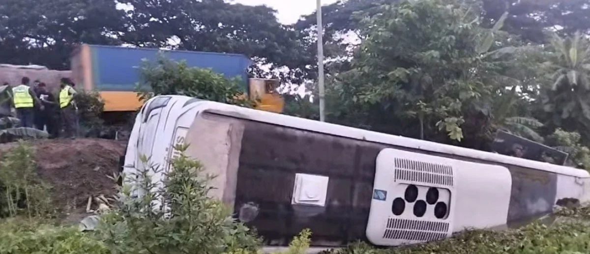 ঢাকা-চট্টগ্রাম মহাসড়কে বাস নিয়ন্ত্রণ হারিয়ে ১৫ শিক্ষার্থী আহত