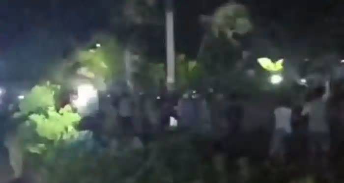 ব্রাহ্মণবাড়িয়ায় টর্চ লাইটের আলো জ্বালিয়ে দুই গ্রামবাসীর সংঘর্ষ