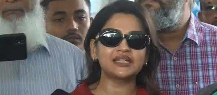 বিমানবন্দরে নেমে যা বললেন অভিনেত্রী আজমেরী হক বাঁধন