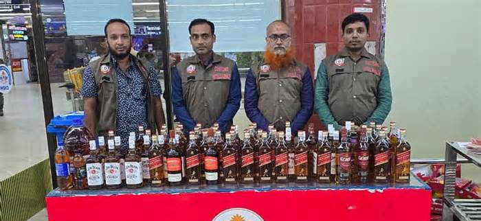 শাহজালালে দুই যাত্রীর কাছ থেকে ৮১ লিটার বিদেশি মদ জব্দ